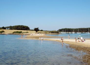 La plage des Sept-îles à quelques minutes des gîtes Les Hauts de Toulvern