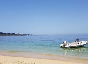 Notre zodiac sur une plage de Belle-île