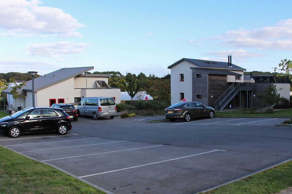 Parking à l'entrée de la résidence