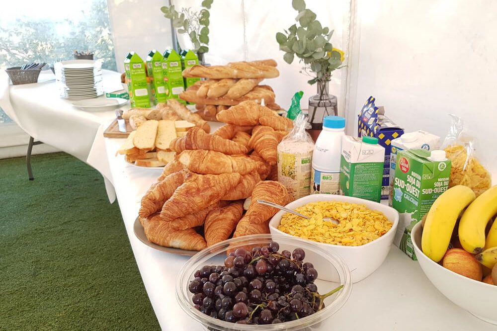 Petit déjeuner dans le barnum