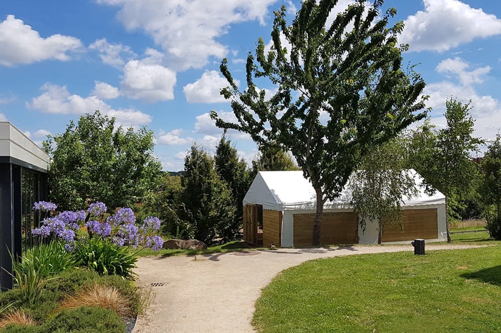 Barnum en bois dans le jardin pour vos cocktails