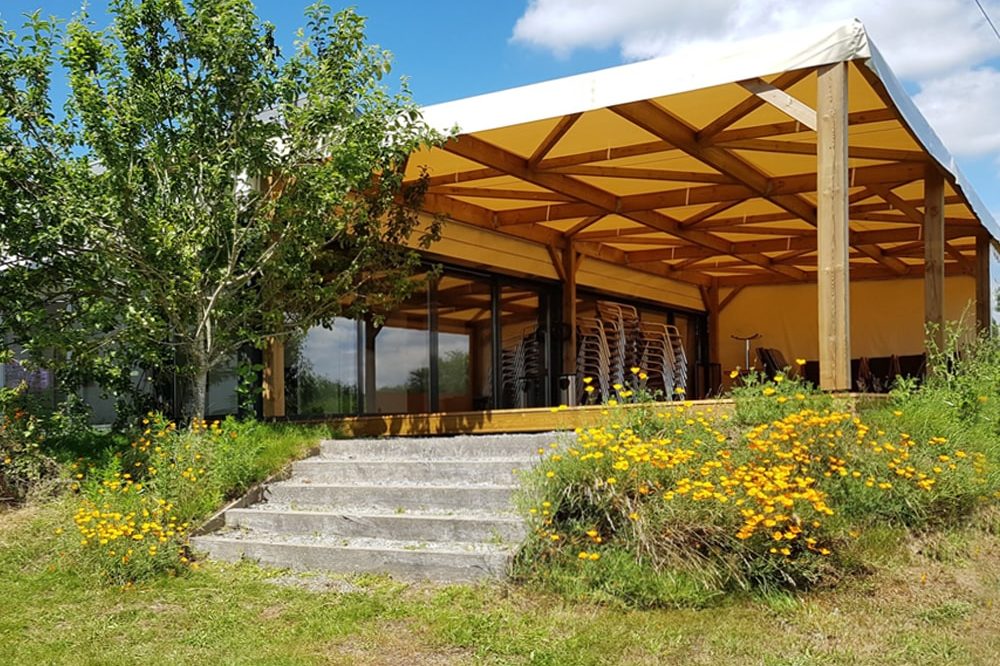 Terrasse couverte devant la salle de réception