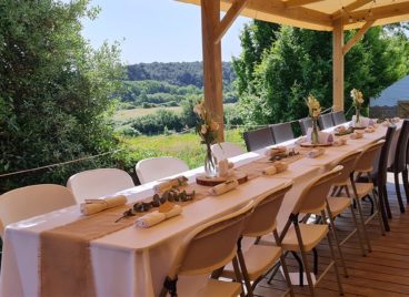 Repas sur la terrasse devant la salle de réception