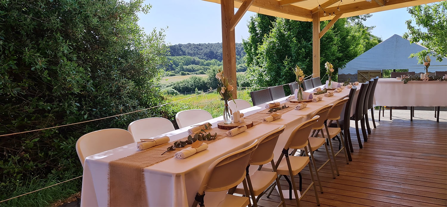 Repas sur la terrasse devant la salle de réception